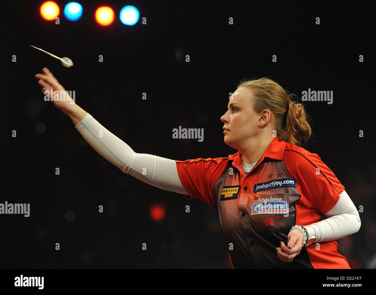 11.01.2013 Frimley Green, England.  Anastasia Dobromyslova (RUS) (2) im Halbfinale Aktion gegen Trina Gulliver (ENG) während der World Professional Darts Championships vom Lakeside Country Club. Stockfoto