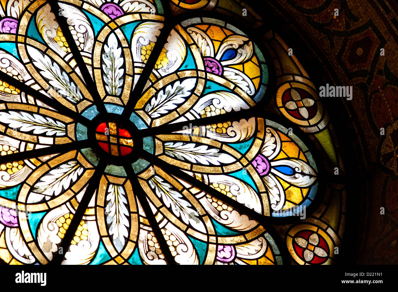 Getöntes Glas Fenster Kirchenraum Stockfoto