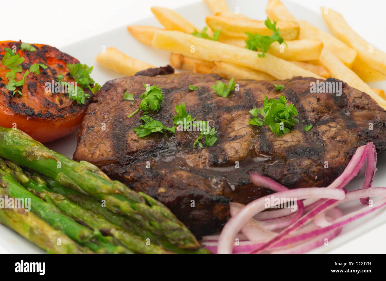 Nahaufnahme eines Char-gegrilltes Sirloin Steak und Pommes frites Dinner - Studio gedreht Stockfoto