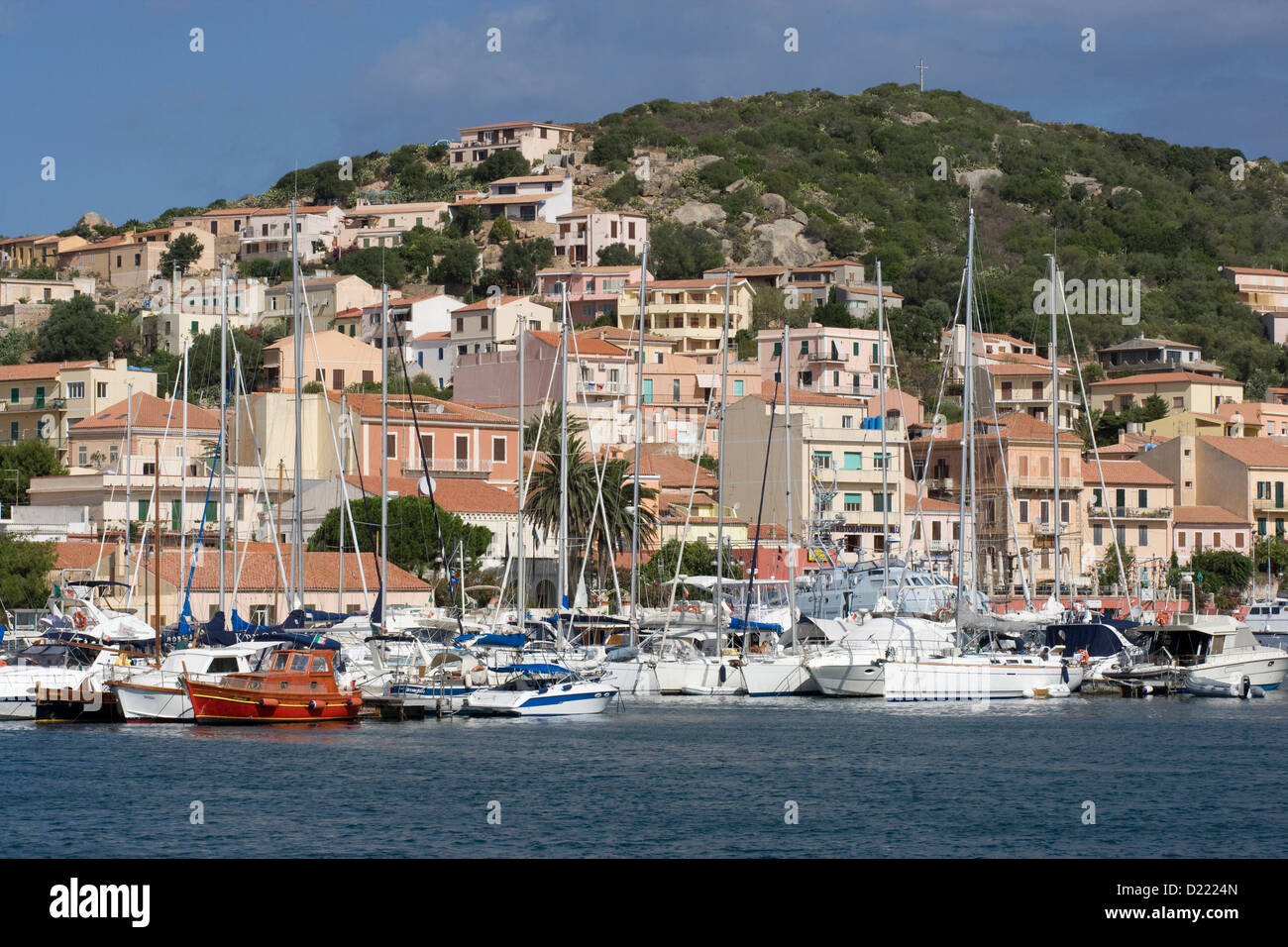 Sardinien: Arcipelago della Maddalena - La Maddalena Stadt / Ansicht des Hafens mit Stadt hinter Stockfoto