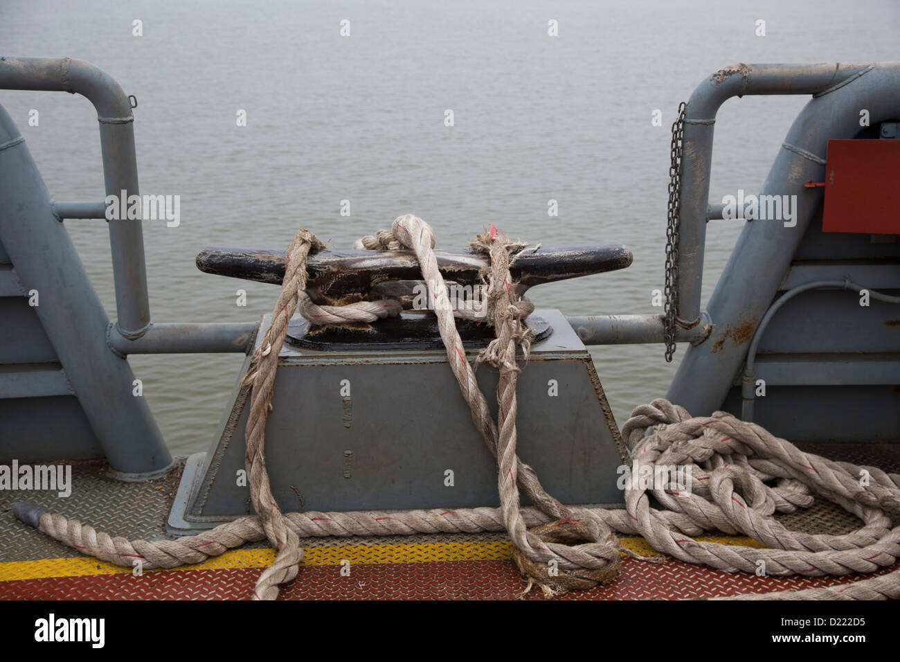 Belle Chasse, Louisiana - eine ausgefranste Befestigungsleine auf eine Autofähre von Mississippi Fluß. Stockfoto