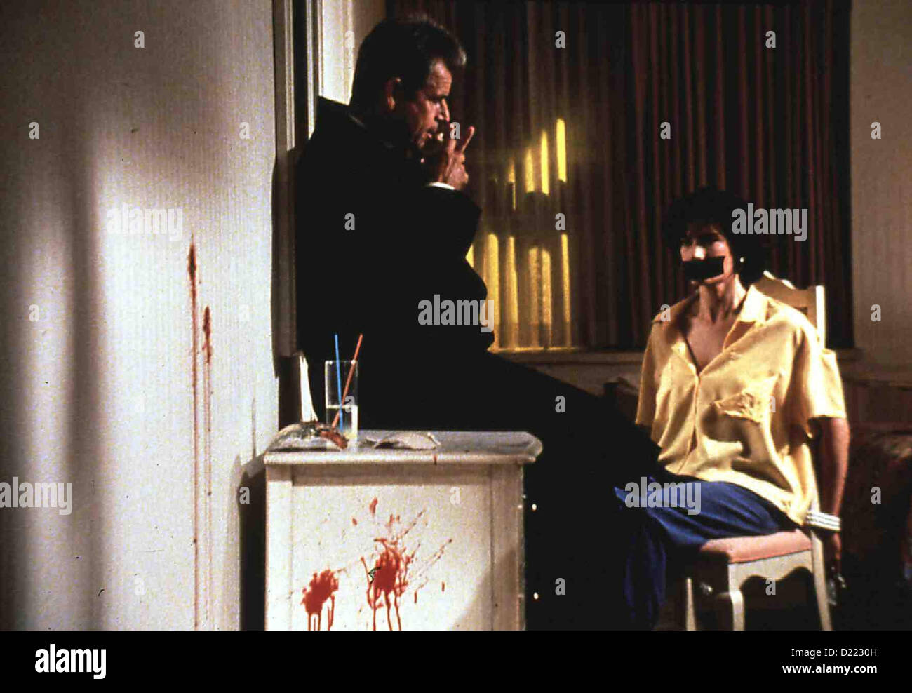 Tötung Mord per Nachnahme in Bar  William Devane Alex Brandt (William Devane) ist Ein Kaltblütiger Mörder, der feuchte Korbreusen Stockfoto