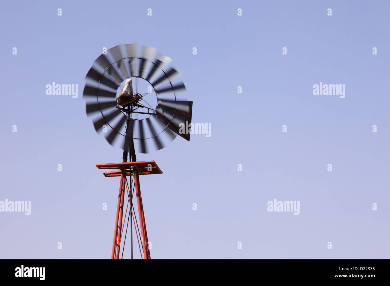 Unscharfe Messer eine Bewässerung Windmühle drehen im Wind, ländlichen New Mexiko. Stockfoto
