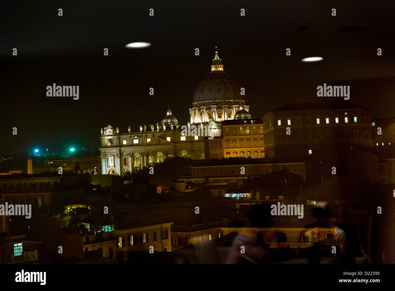 Saint Peter Domkuppel Blick in die Ferne aus einem Fenster Rom Italien Stockfoto