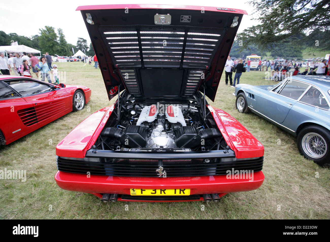 Ein Ferrari 512 TR (Testarossa) zeigt der 4,9-Liter-V12-Motors in allem ist es hoch poliert Herrlichkeit in Wiltshire Auto Show Stockfoto