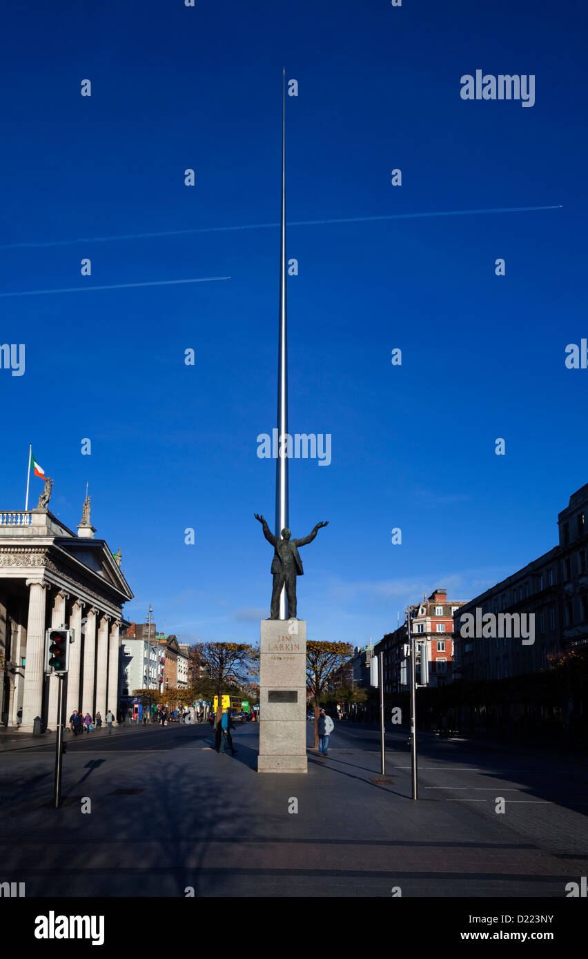 Jim Larkin Statue und Spire of Dublin, "Monument of Light", in der Nähe von GPO, O' Connell Street in Dublin, Irland. Stockfoto