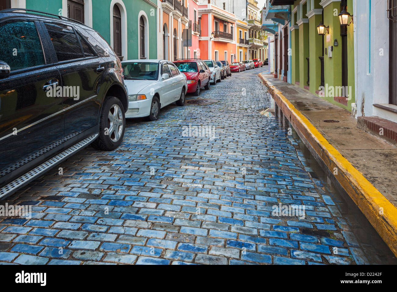 Die alten Kopfsteinpflasterstraßen der Altstadt von San Juan sind kaum breit genug für moderne Autos, Puerto RIco Stockfoto