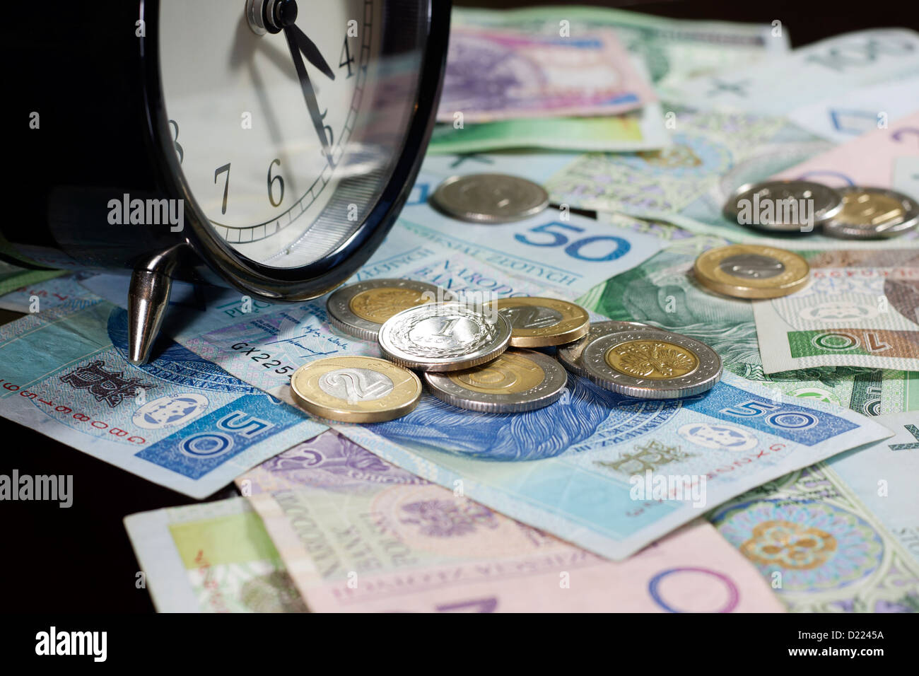 Zeit ist Geld-Konzept mit polnischen Münzen und Banknoten Stockfoto