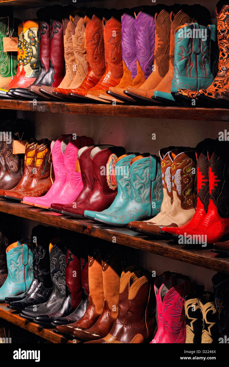 Western boots für Verkauf in einem Geschäft "Stiefel Boogie", Santa Fe, New Mexico, USA Stockfoto