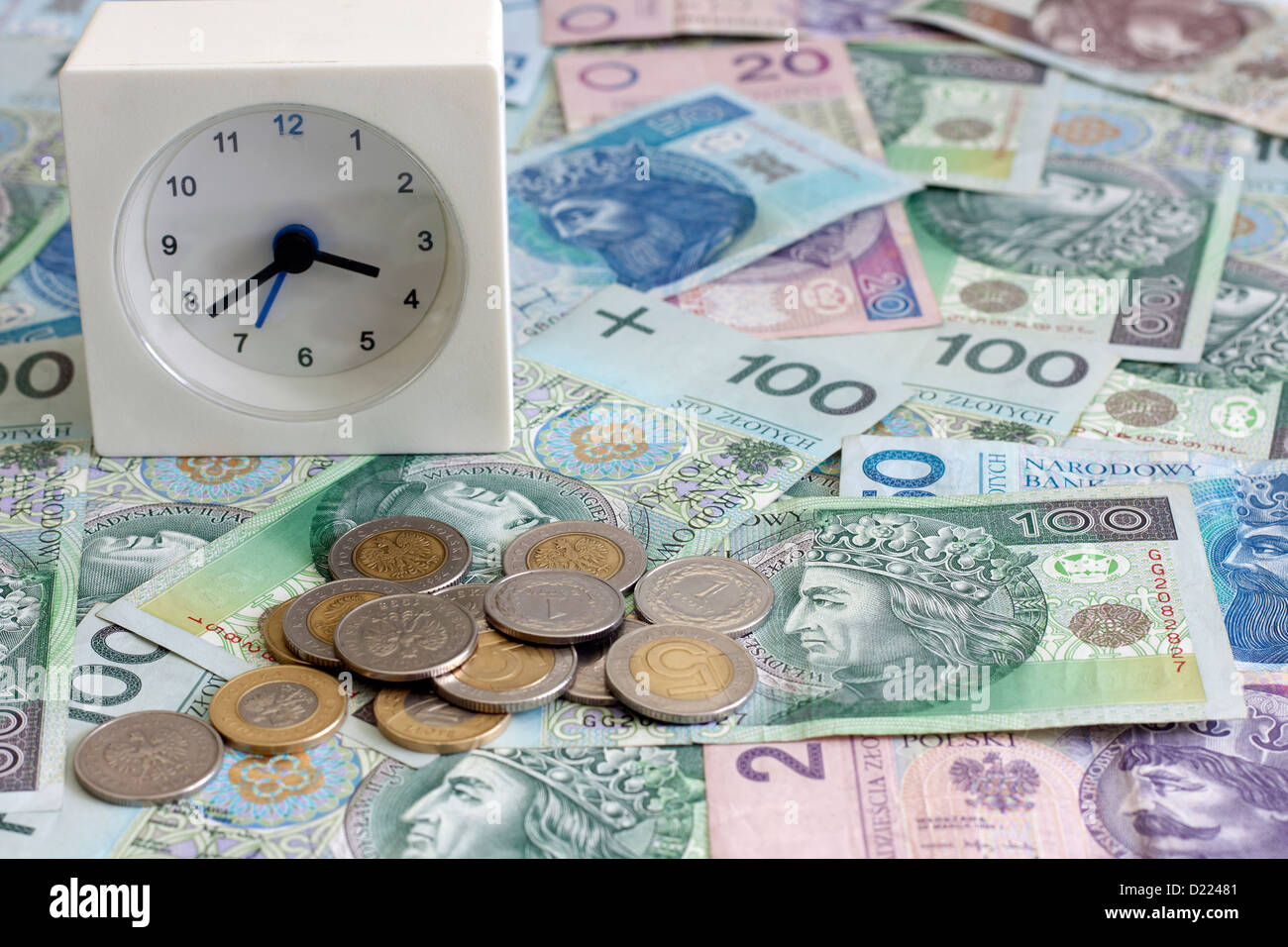 Zeit ist Geld-Konzept mit polnischen Münzen und Banknoten Stockfoto