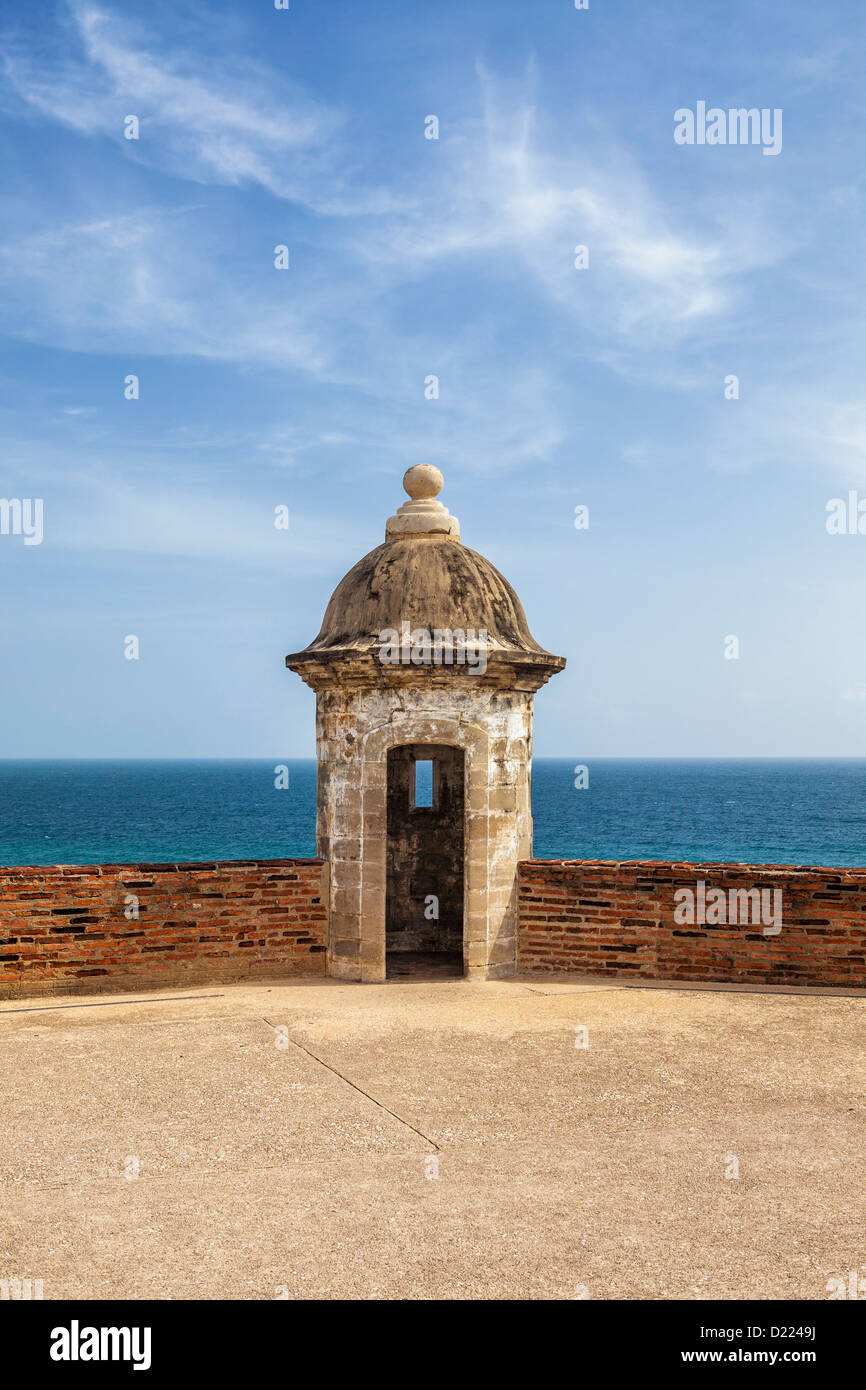 Puerto Rico, Old San Juan, San Cristobal Burg, Wachturm und Meer Stockfoto