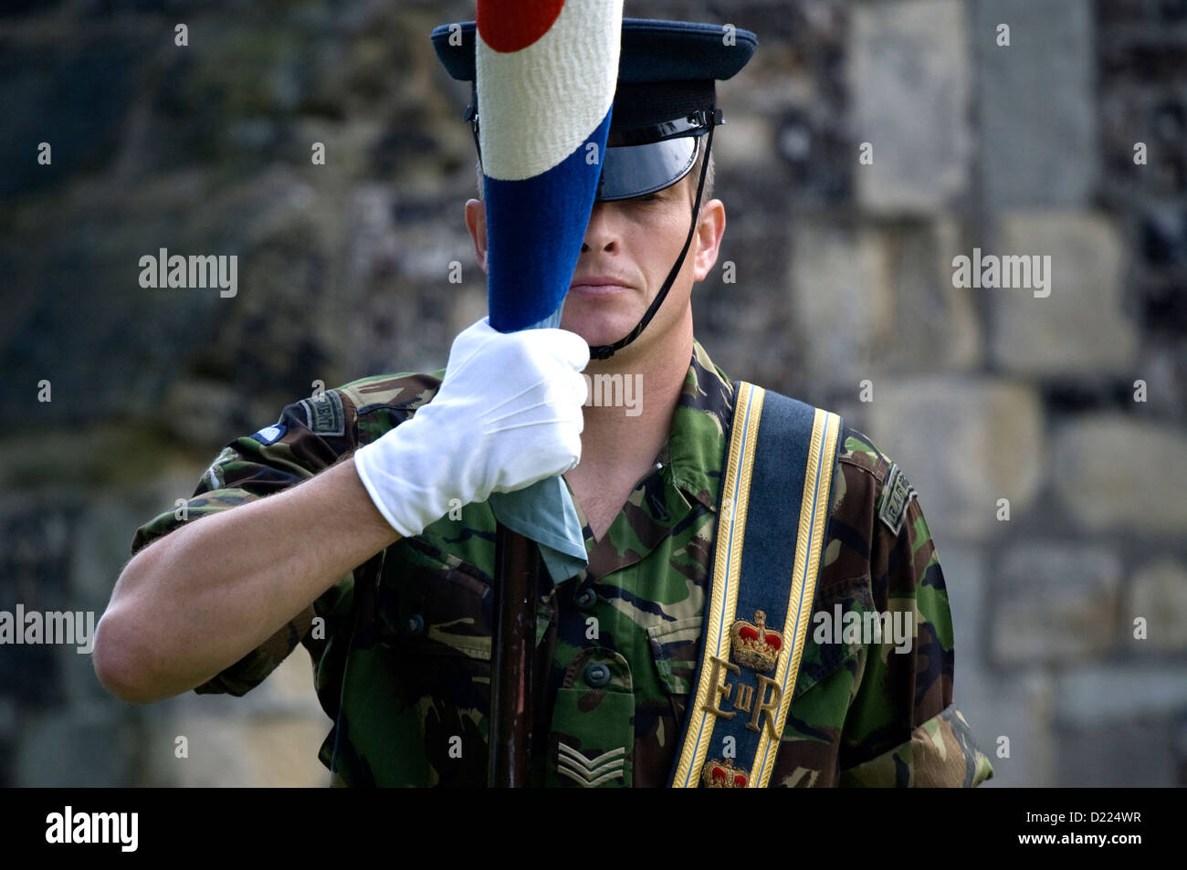 Ein RAF-Soldat hält eine militärische Fahne bei einer militärischen Beerdigung im Vereinigten Königreich. Stockfoto