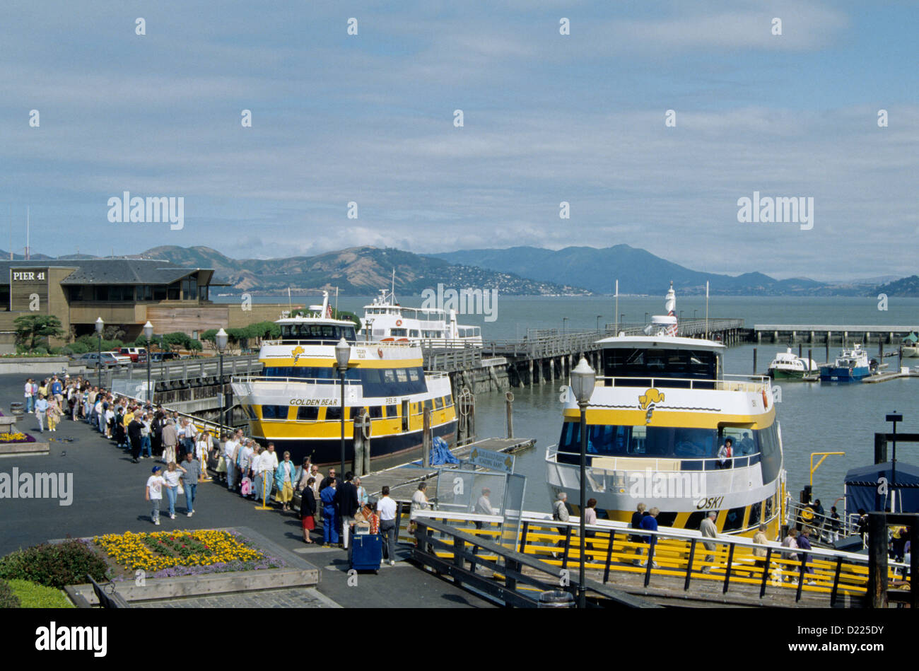 Touristen Line-up an Bord der Fähre bietet für Tour durch San Francisco Bucht Stockfoto