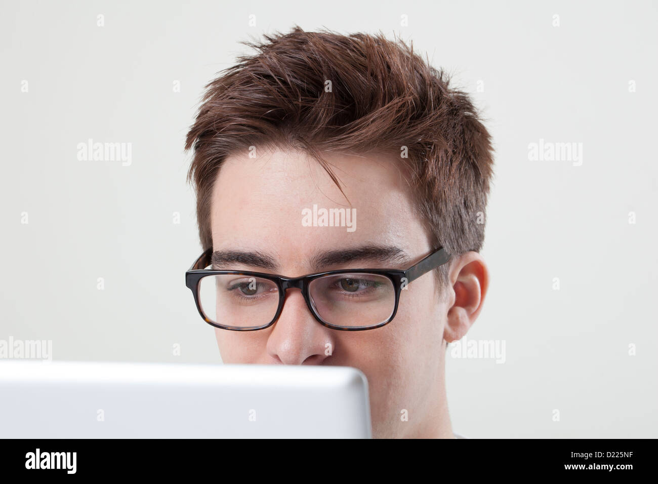 Junger Mann mit Brille auf den Bildschirm seines Laptops oder digital-Tablette. Hautnah auf Augen. Stockfoto