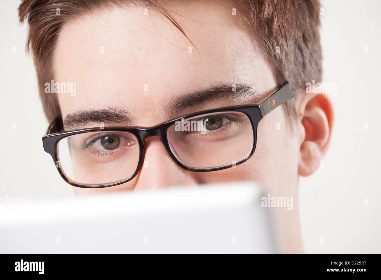 Junger Mann mit Brille, die ich auf Kamera, per Laptop oder digital-Tablette. Hautnah auf Augen. Stockfoto