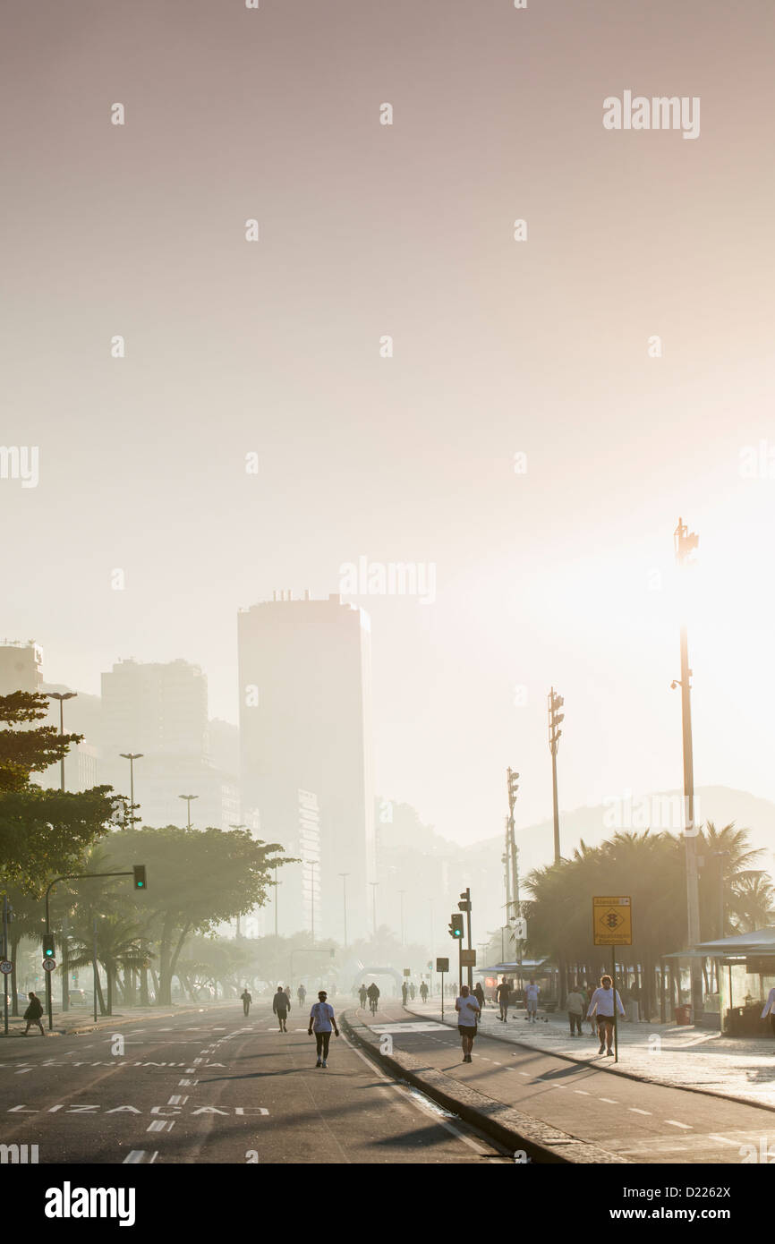 Südamerika, Brasilien, Rio De Janeiro, Copacabana. Jogger auf Avenida Atlantica im frühen Morgenlicht Stockfoto