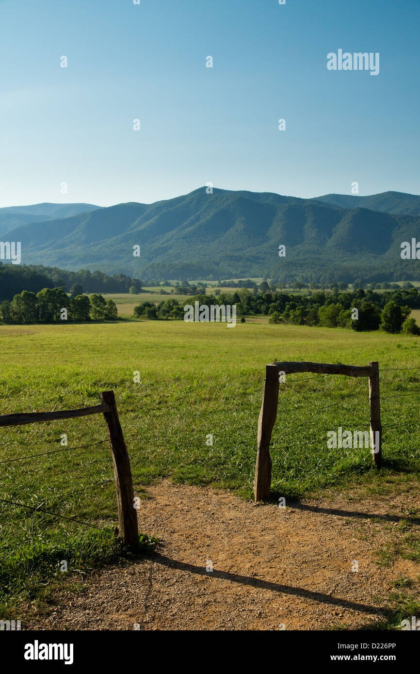 Eine Öffnung im Zaun lädt die Wiesen in den Smoky Mountains zu erkunden. Stockfoto