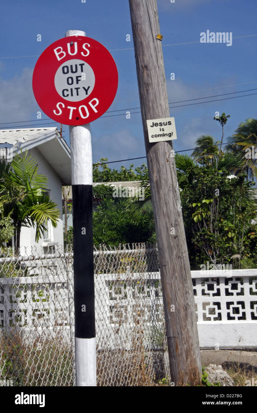 eine Bushaltestelle mit amüsanten unterzeichnen "Jesus kommt" genommen in Barbados Stockfoto