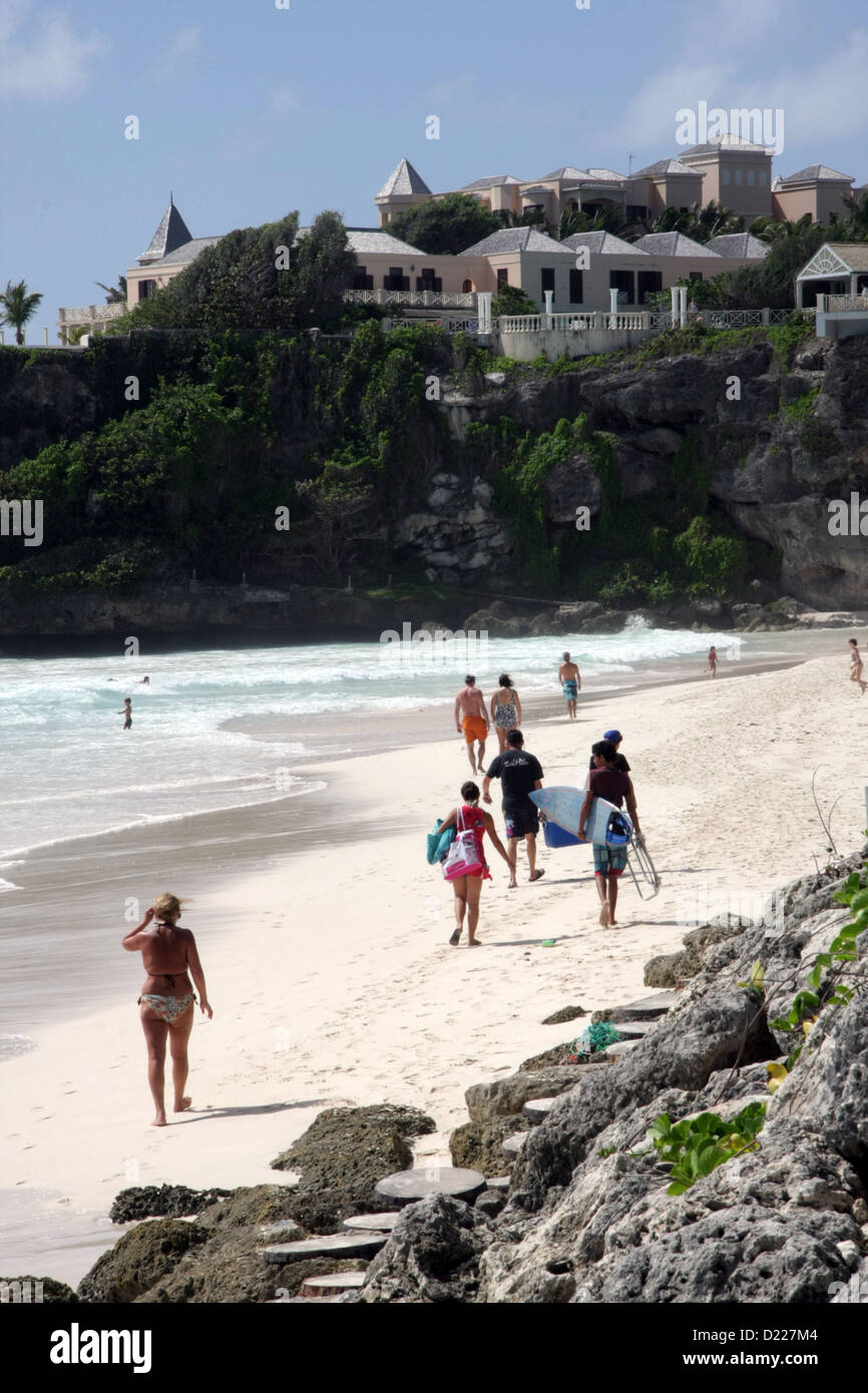 Eine Familie an den Strand gehen, schoss dieses in Barbados am Kran Bay Stockfoto