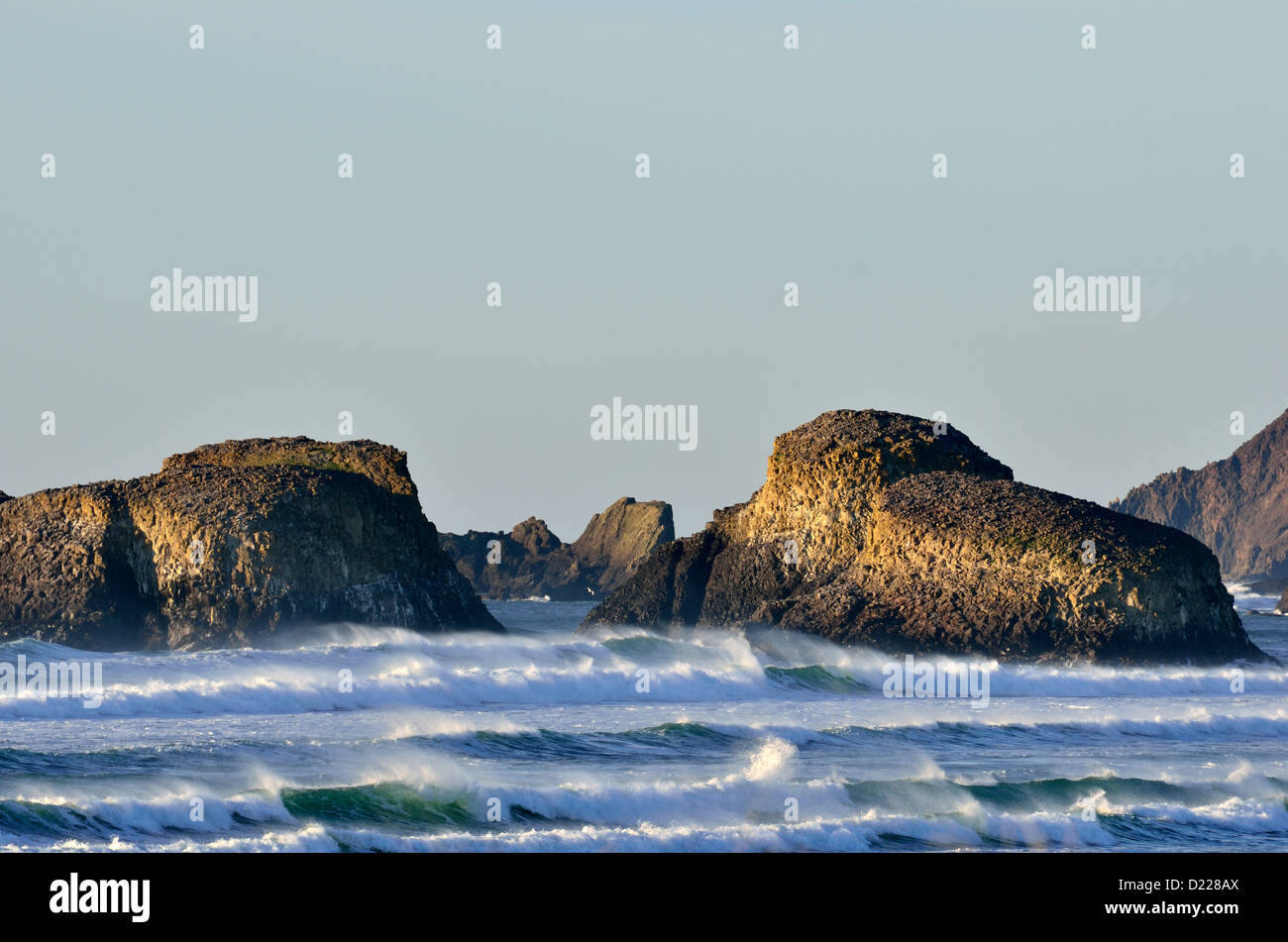 Off-Shore-Felsen und Wellen in Cannon Beach, OR 130102 x0979 Stockfoto