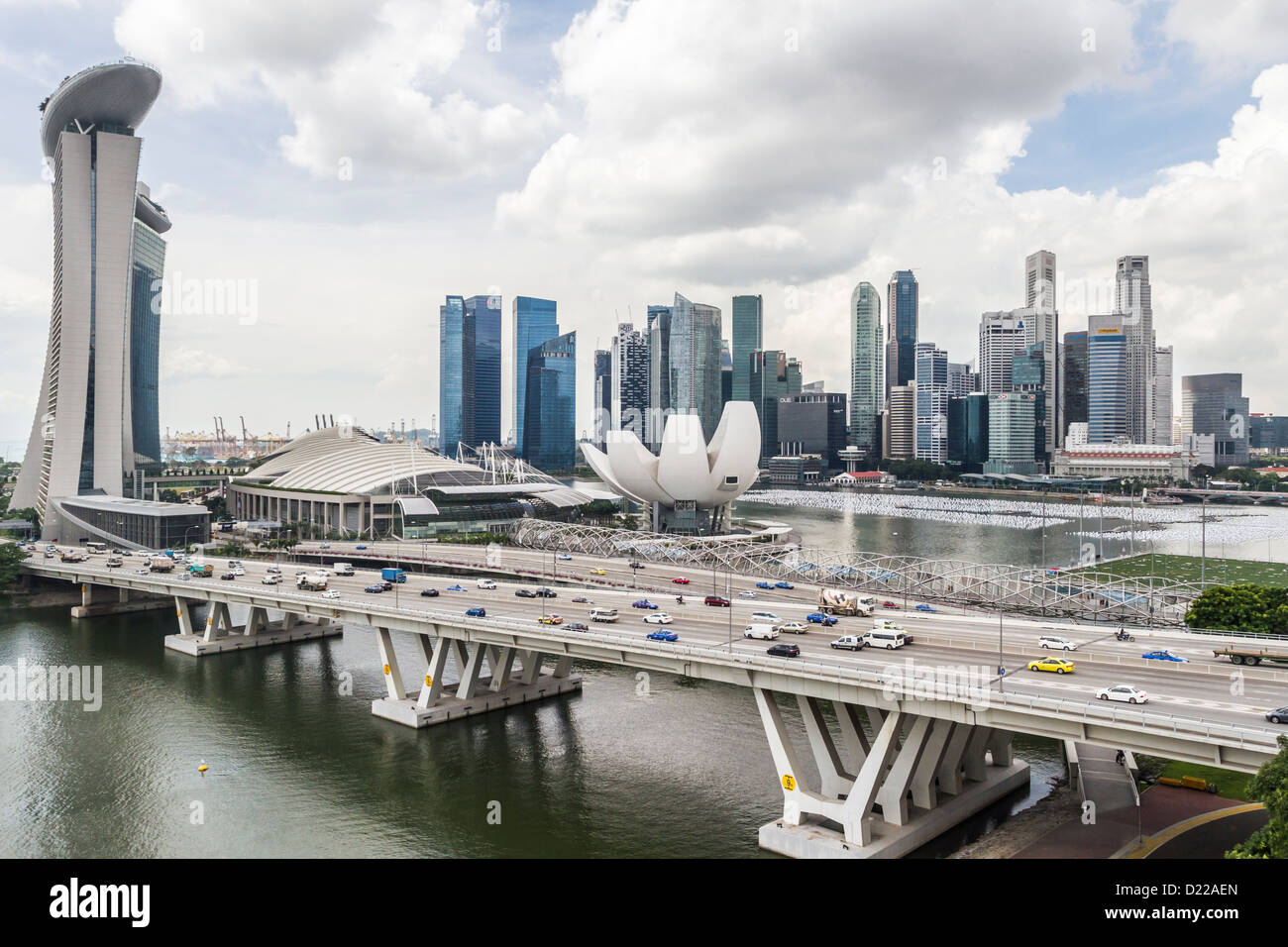 Marina Bay Sands Hotel und Kongresszentrum und East Coast Parkway (ECP), Singapur. Stockfoto