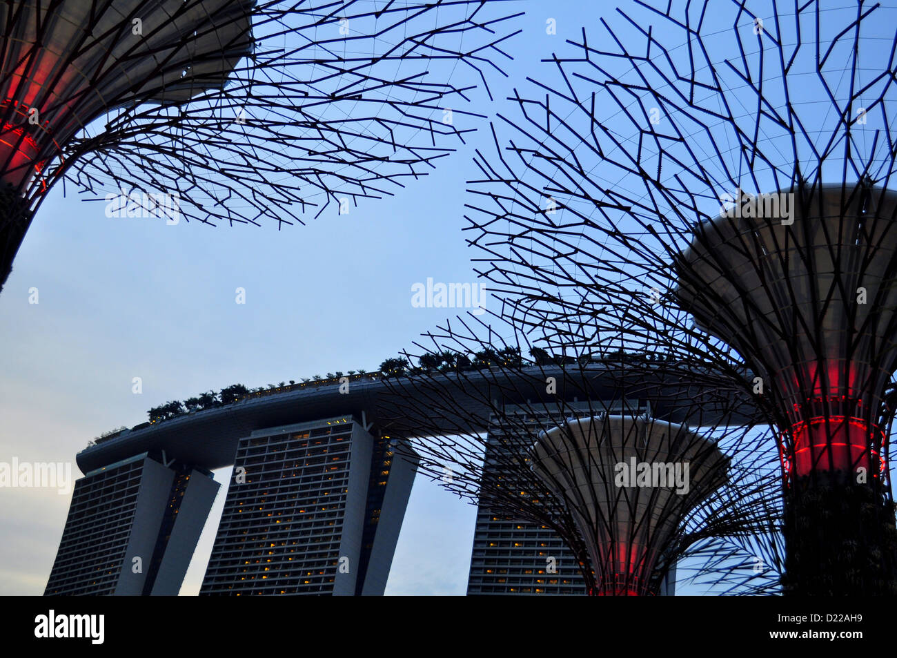 Marina Bay Sands ist ein integriertes Resort Frontmann Marina Bay in Singapur. Blick vom Garten durch die Bucht inklusive supertrees Stockfoto