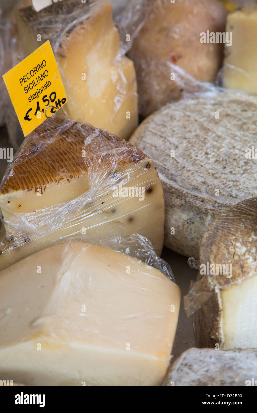 Eine Vielzahl von Käse auf dem Display am Samstagmorgen Markt in Alba im Piemont Italien Stockfoto