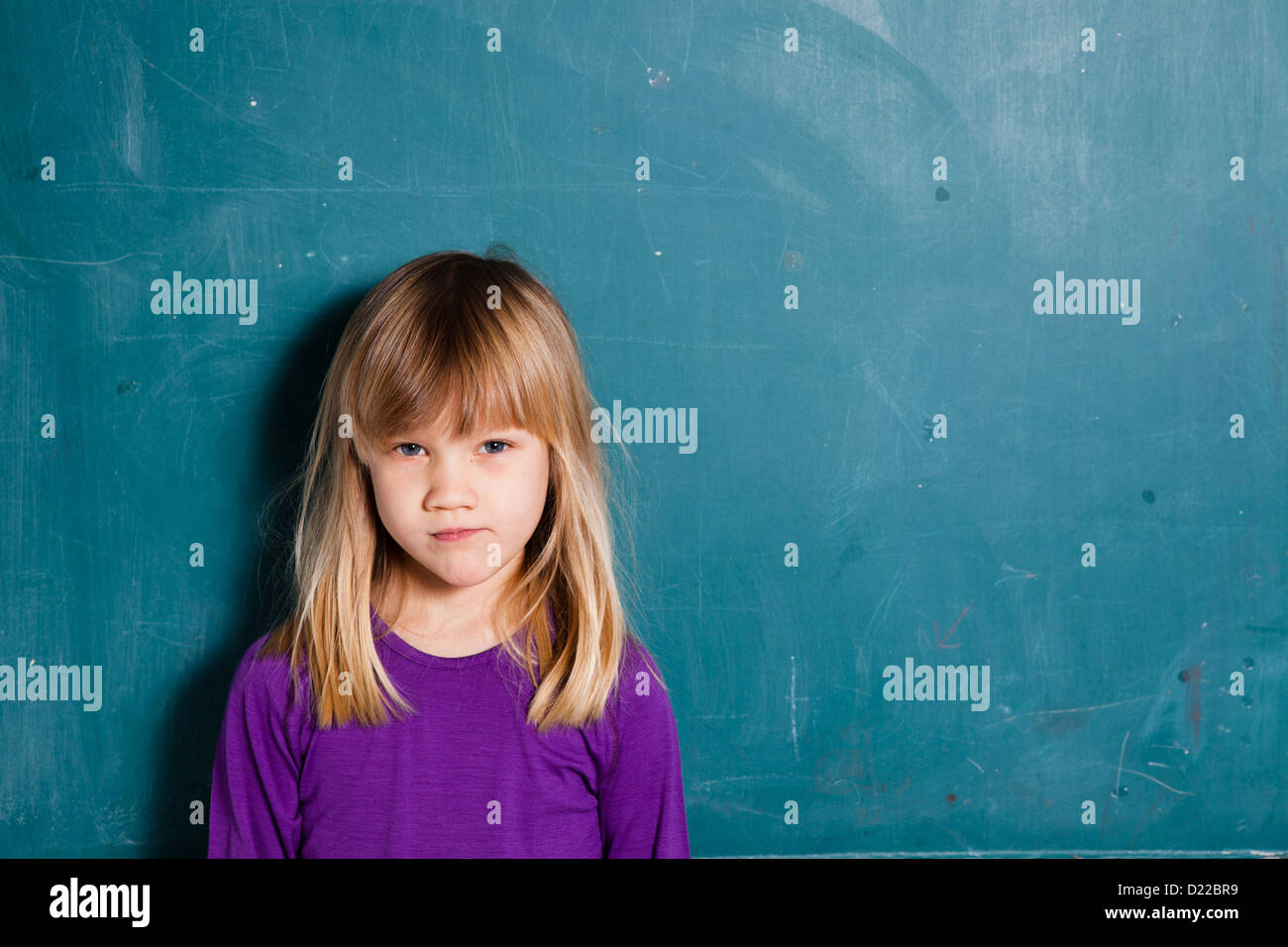 Porträt eines jungen Mädchens vor leeren Tafel Stockfoto