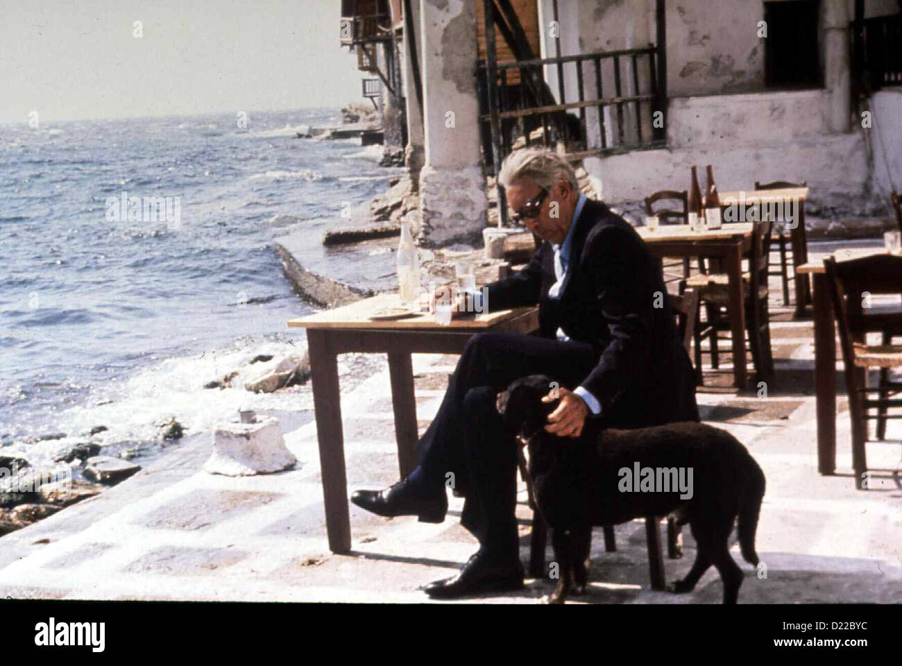 Der Grosse griechische Greek Tycoon, Anthony Quinn Der Griechische Reeder Theo Tomasis (Anthony Quinn) Genie߸t Seinen Reichtum. Stockfoto