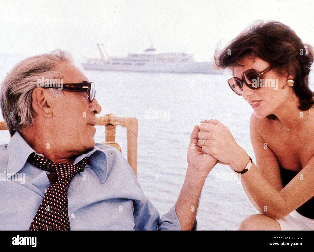 Der Grosse griechische Greek Tycoon, Anthony Quinn, Jacqueline Bisset Theo Tomasis (Anthony Quinn) Heiratet Liz Cassidy Stockfoto