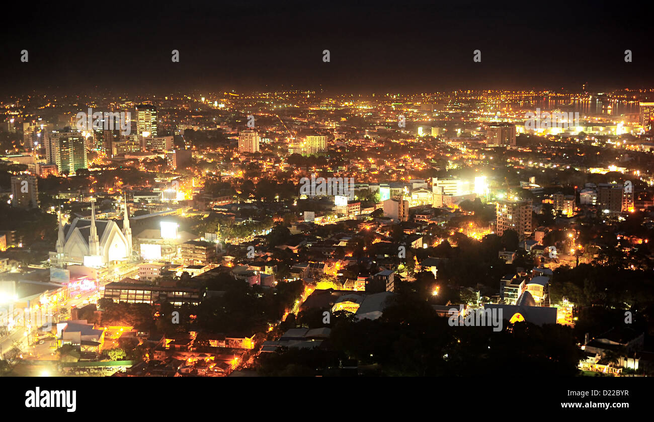 Panorama von Metro Cebu in der Nacht. Cebu ist der zweitwichtigste Metropole der Philippinen Stockfoto