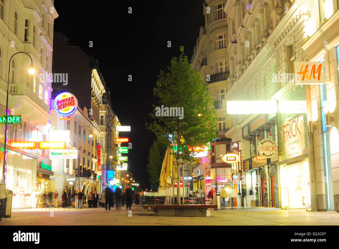 Wiener Innenstadt mit vielen Touristen in der Nacht. Tourismus generiert 8,4 % des österreichischen Bruttoinlandsprodukts (23,6 Milliarden Euro) Stockfoto