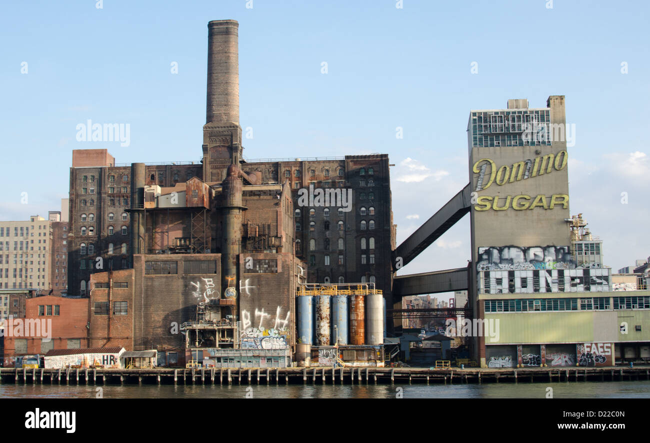 Die verlassenen Domino Zuckerraffinerie In Brooklyn aus dem Fluss Stockfoto