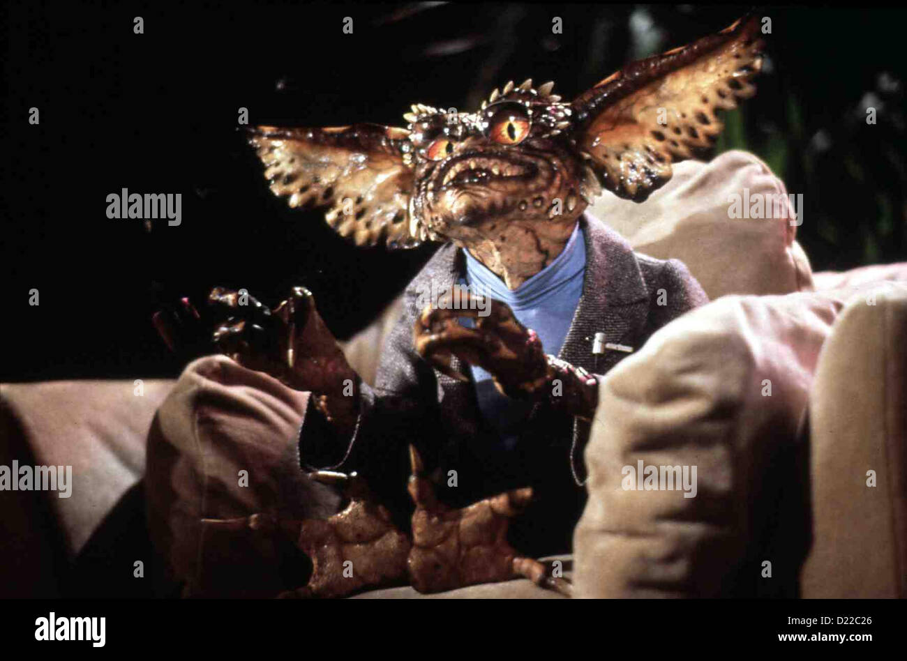 Gremlins Ii - Die Rueckkehr Der Kleinen Monster Gremlins 2 Das Tierchen Wird von Einem Wasserspender Angespritzt Und sterben Stockfoto