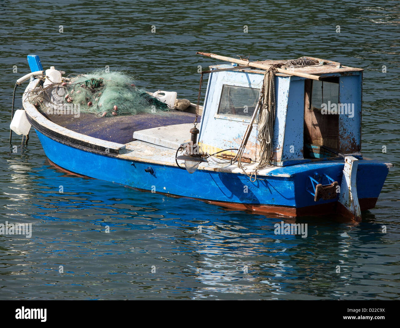 Blaues Boot mit Laterne und net Stockfoto