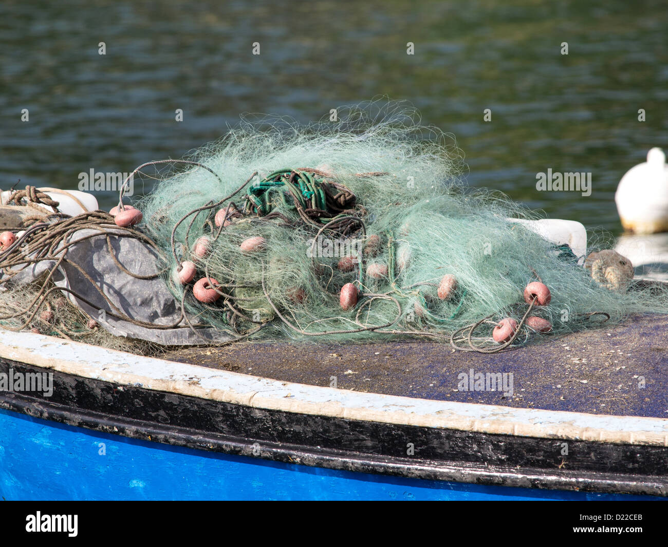Fischernetz auf das blaue Boot Stockfoto