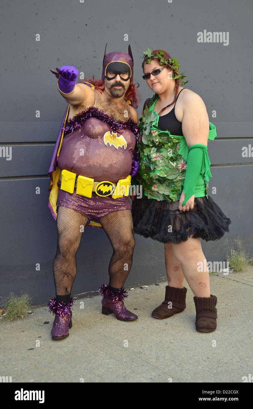 Porträt des Comic Con NYC 2012 Teilnehmer Rob & Deanna gekleidet als Batgirl und Poison Ivy. Stockfoto