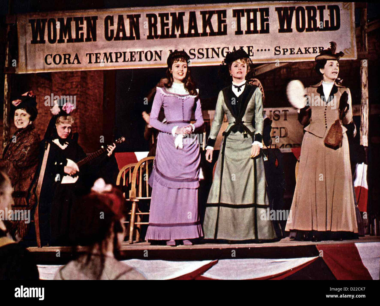 Vierzig Wagen Westwaerts Hallelujah Trail, Pamela Tiffin, Lee Remick Zusammen Mit Anderen Streitbaren Damen hielten sterben Stockfoto