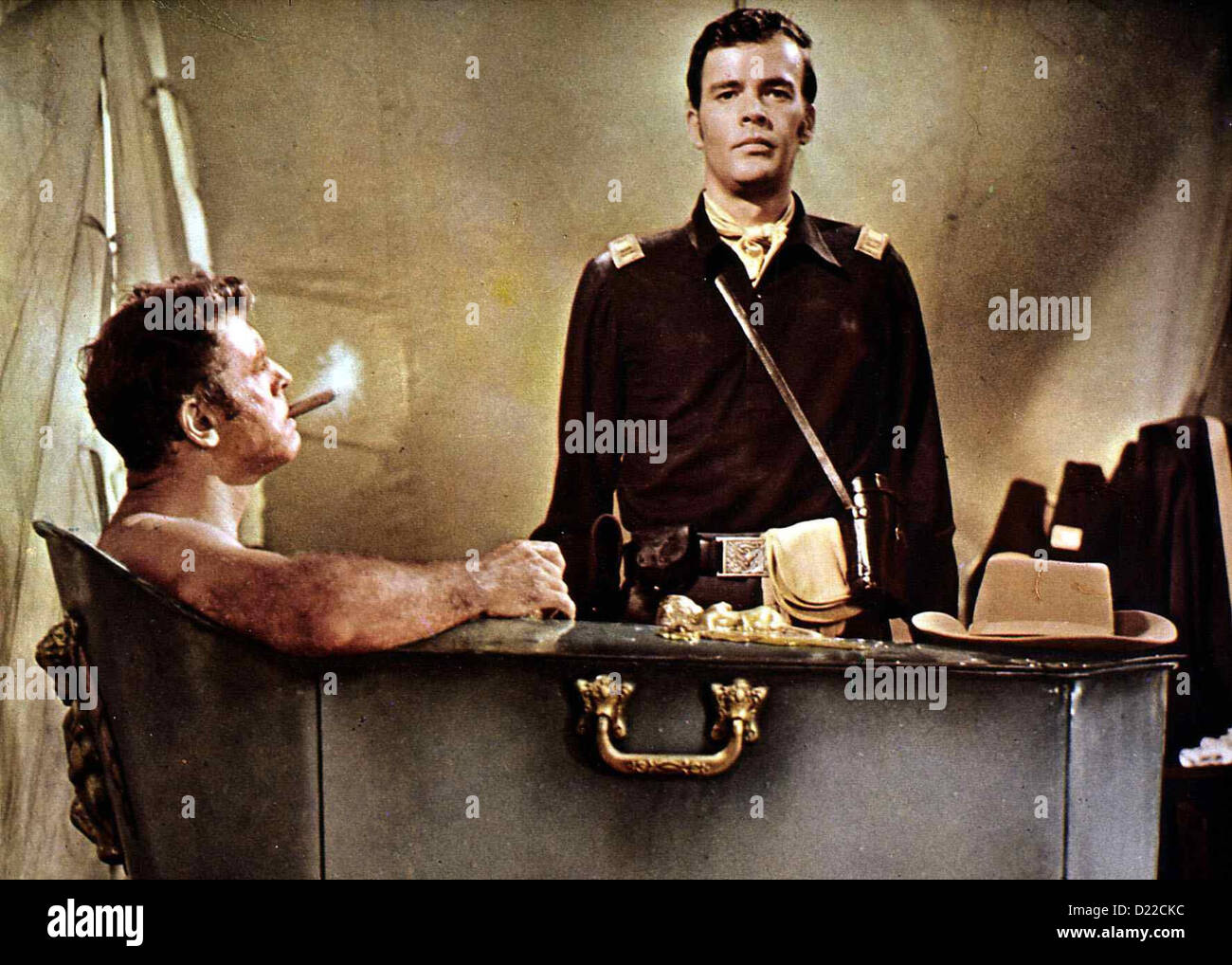 Vierzig Wagen Westwaerts Hallelujah Trail, Burt Lancaster, Jim Hutton Oberst Thadeus Gearhart (Burt Lancaster, l) Laesst sich Stockfoto