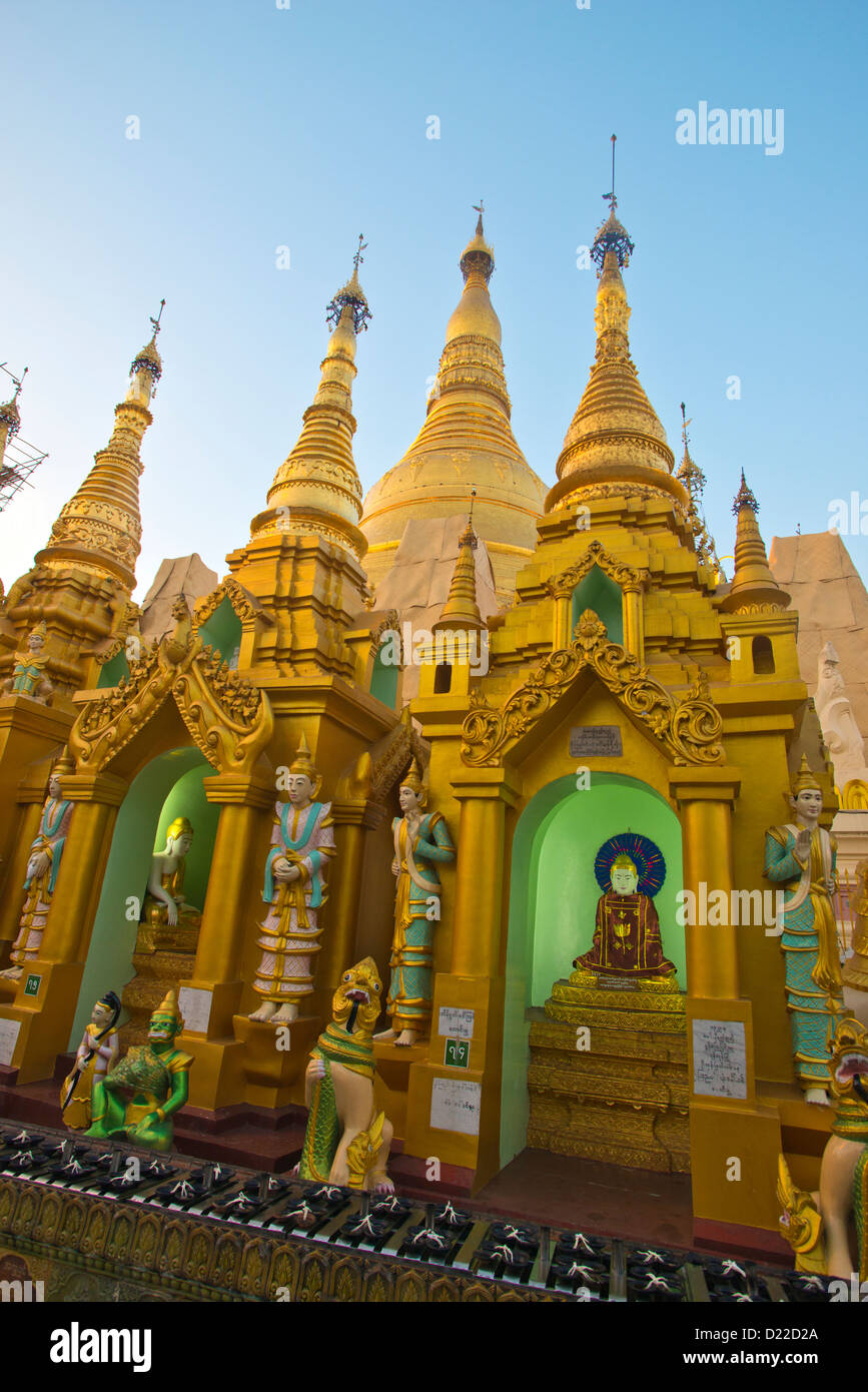 Buddhas Figuren eingeschlossen in Pagoden, Yangon, Myanmar, Burma Stockfoto