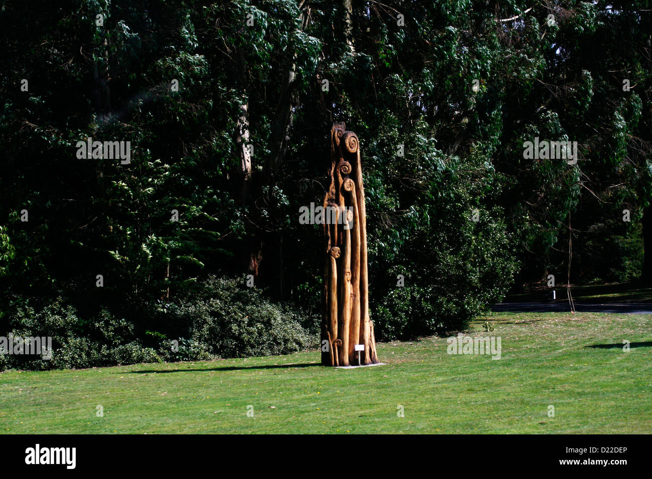 Geschnitzte hölzerne Kunstwerke Farn Wedel und Gesichter genannt "Lebenskraft", am Straßenrand zwischen Auckland und Wellington. Stockfoto