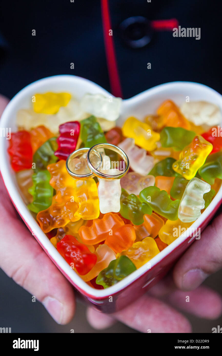 Trauringe auf ein paar Gummibärchen Stockfoto