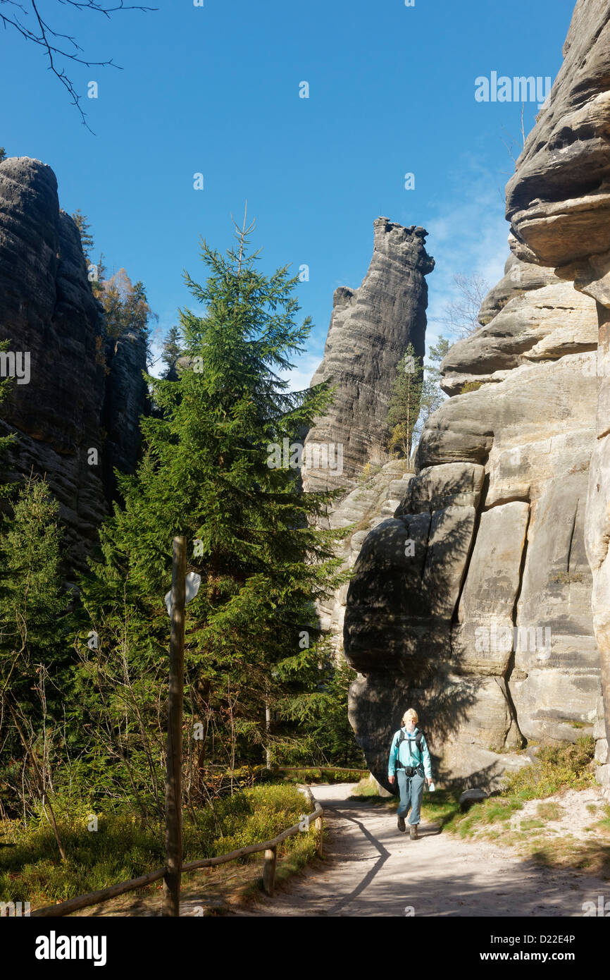 Fuß in Teplice Felsen, Ostböhmen, Tschechien. Felsenturm hinter ist die Rock-Krone genannt. Stockfoto
