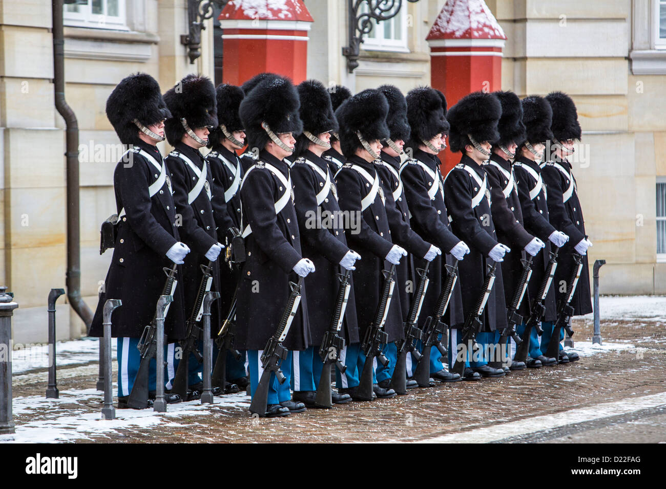 Dänische Königliche Wache, Königspalast in Kopenhagen. Ändern die Wachablösung. Winter. Kopenhagen, Dänemark, Europa. Stockfoto