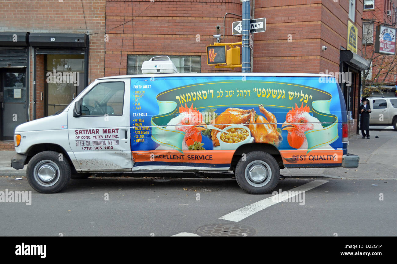 LKW - Transporter für den Satmar Fleisch Store mit Jiddisch schreiben im Williamsburg Abschnitt von Brooklyn, New York Stockfoto