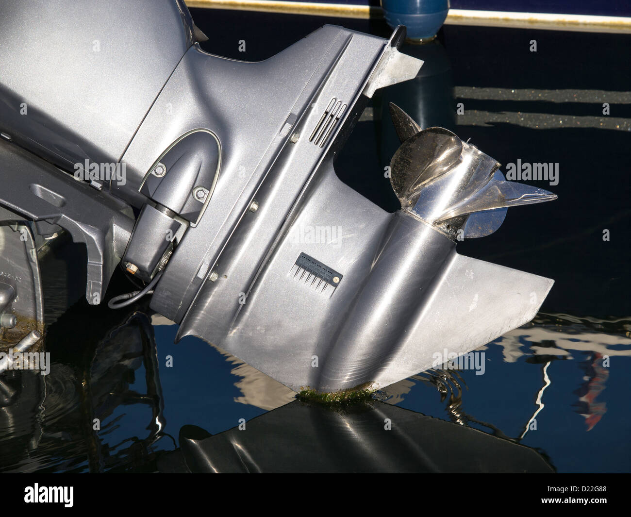 Außenbordmotor Propeller auf dem Wasser Stockfoto