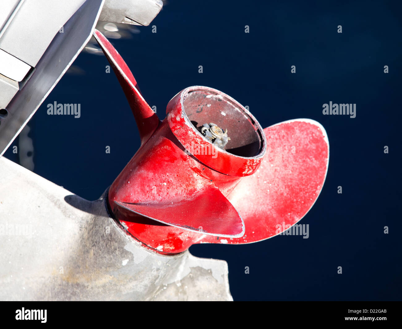 rotes Boot Propeller Außenbordmotor Stockfoto