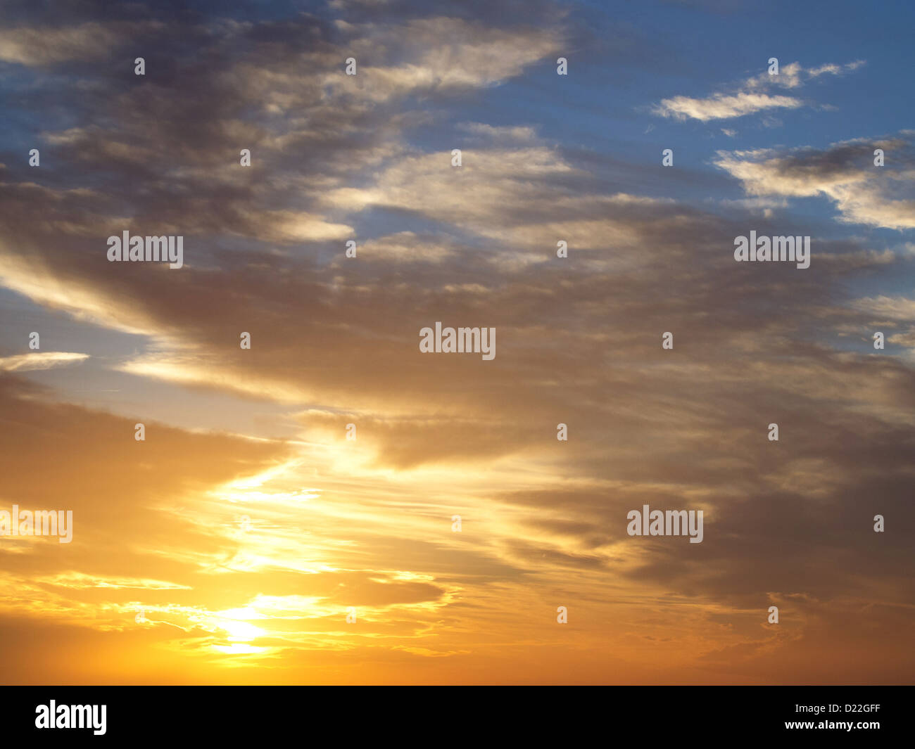 farbenfrohe Sonnenuntergang Vith Orange und blaue Wolken Stockfoto