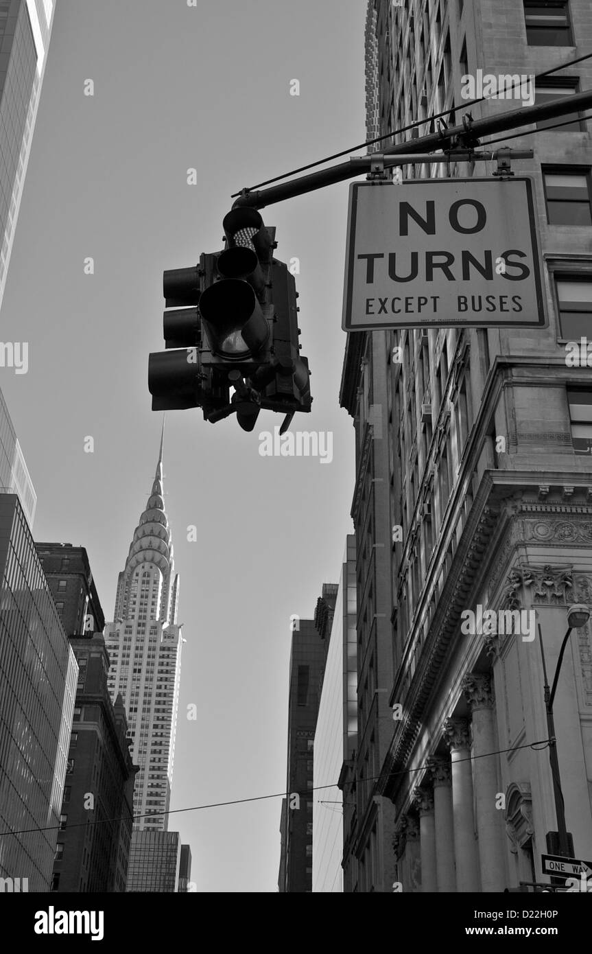 Chrysler Gebäude im Hintergrund an einer Straßenecke in New York Stockfoto