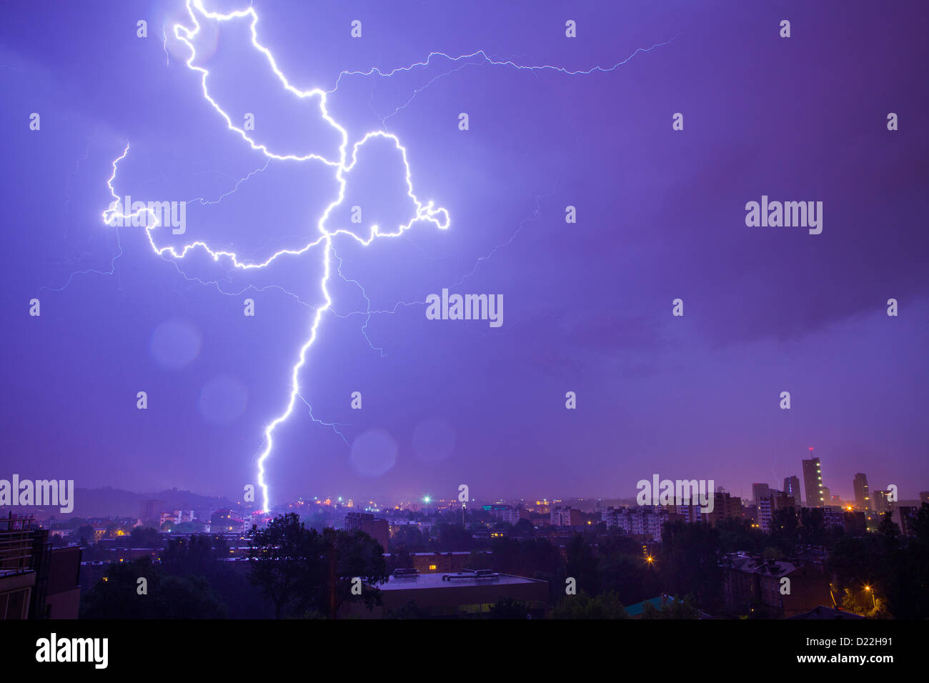 Blitz trifft die Stadt an einem regnerischen Abend Stockfoto